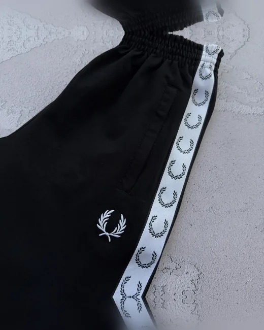 Штани Fred Perry чорні — складова набору Набір Fred Perry 7 в 1 білий світшот чорні штани футболка шорти та кепка