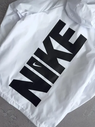 Вітрівка Nike біла принт — складова набору Набір Nike вітрівка біла кофта та штани з лампасами чорні