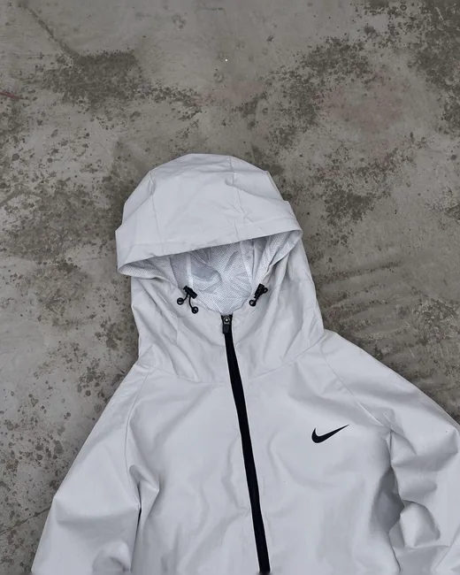 Вітрівка Nike біла принт фото 10